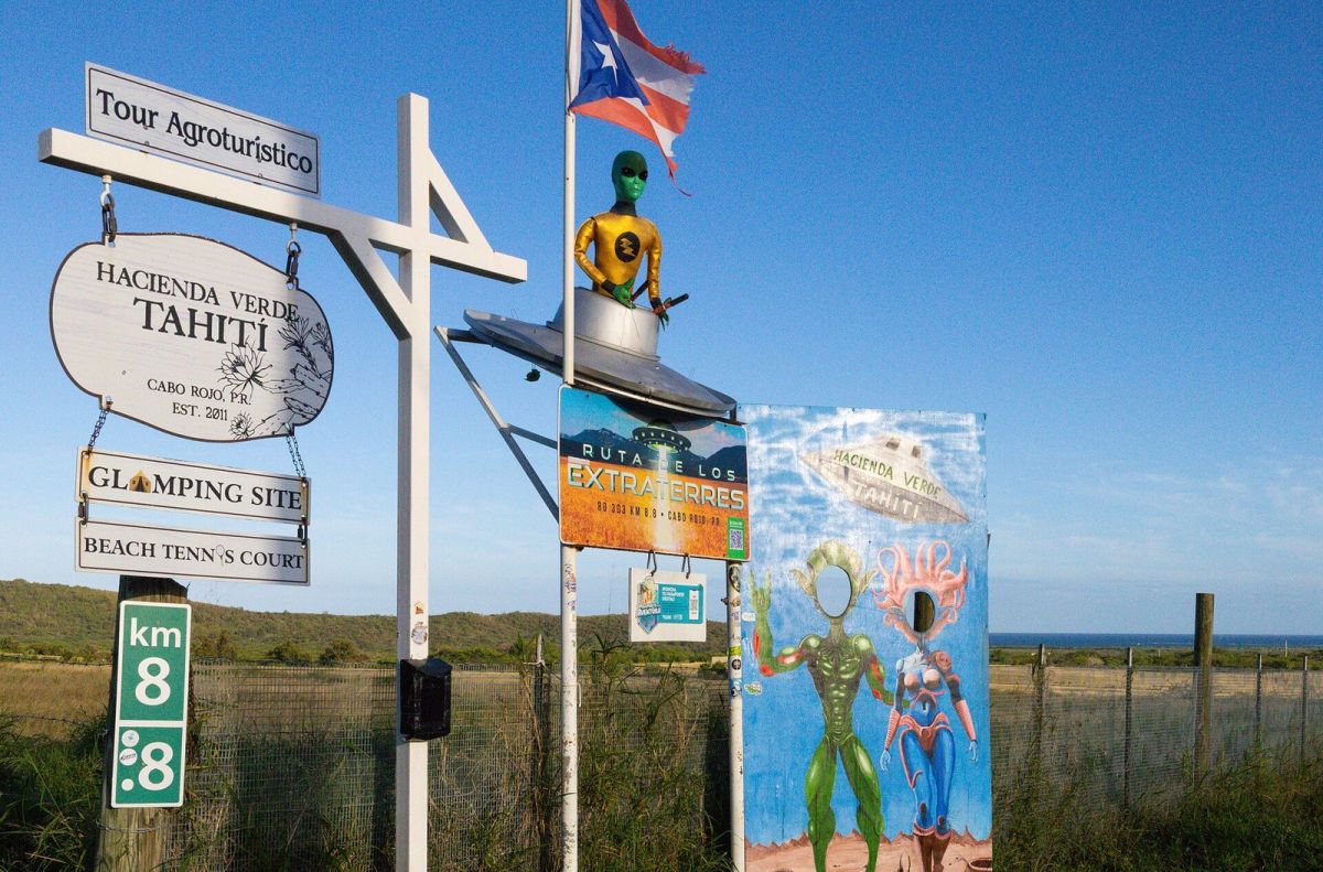 Sinalização contemporânea da Ruta Extraterrestre na região de Lajas, Porto Rico.