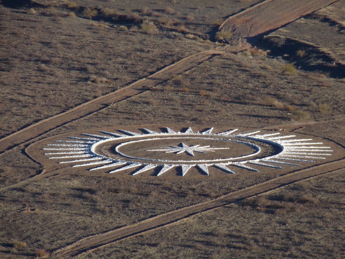 O Ovnipuerto de Cachi em 2009, ainda em construção: linhas de pedras claras formando pontas de estrela no campo.