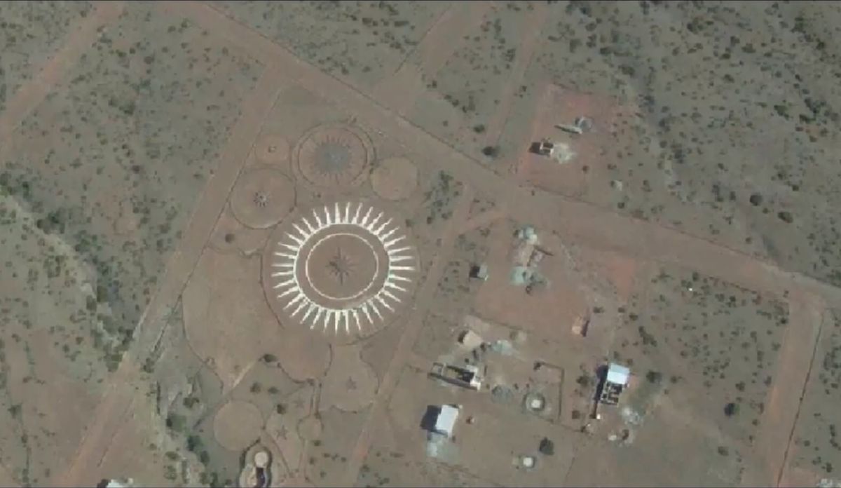 Vista aérea da Estrella de la Esperanza: estrelas de pedra desenhadas no chão árido de Fuerte Alto, em Cachi.