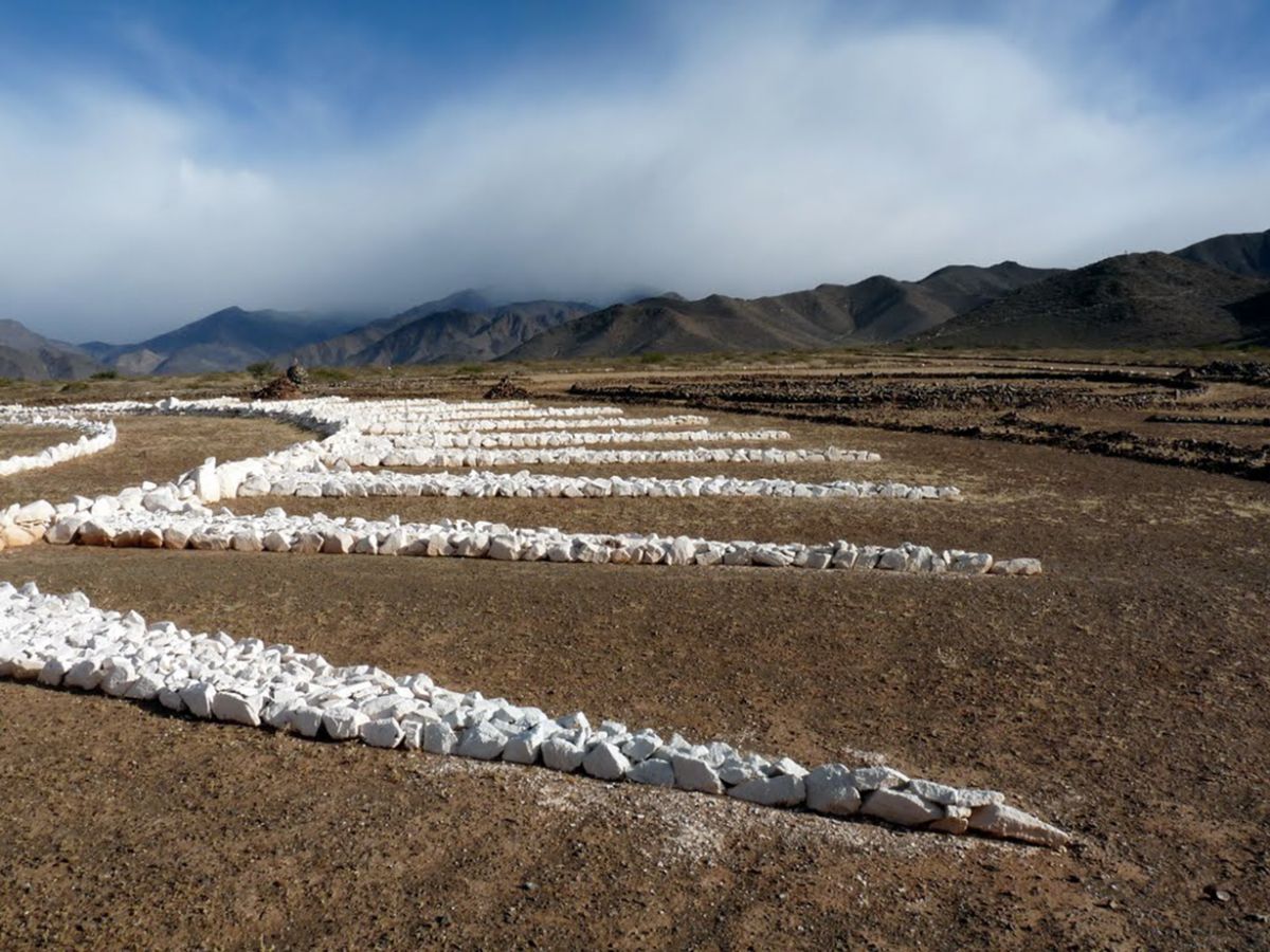 O conjunto de estrelas de pedra do Ovnipuerto em Fuerte Alto, com as montanhas dos Valles Calchaquíes ao fundo.