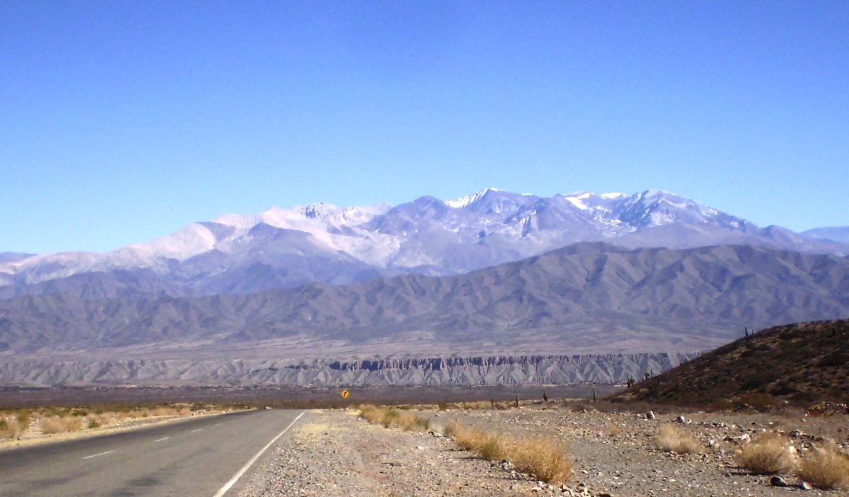 O Nevado de Cachi, montanha de pico nevado, visto da Ruta 33 perto de Payogasta.